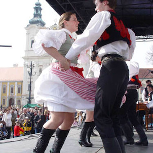 Vystoupení folklorního souboru Cifra na Masarykově náměstí