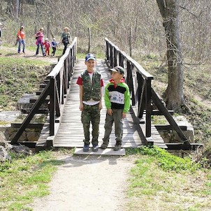 na vstupním mostě