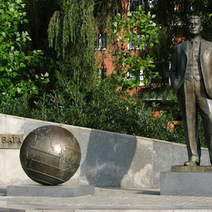 Pomník Tomáše Bati v parku před Společenským domem v Otrokovicích
