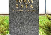 pomníček na místě havárie T. Bati