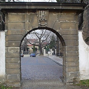 portál bývalé zbrojnice