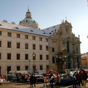 Průčelí kostela z Nerudovy ulice