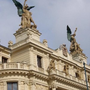 Statečnost a Pravda, V sochařské soutěži vyhrál Milan Havlíček, který vytvořil monumentální alegorie Statečnosti se vztyčeným mečem v pravé ruce a Pravdy se zrcadlem v levé. Ty byly osazeny na pylony nad hlavním průčelím.