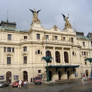 Vinohradské divadlo, Sochařskou výzdobu na terase druhého patra vytvořil Bohumil Kafka: jsou to čtyři alegorie Tragédie, Baletu, Opery a Komedie. Pod střechou je umístěn znak Královských Vinohrad.