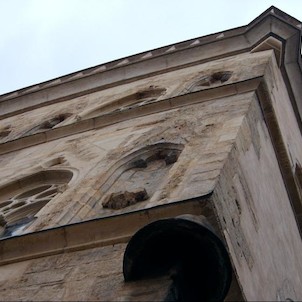 Zvon, Typické domovní znamení je umístěno na nároží budovy v 16. století.