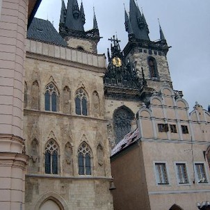 Dům U Kamenného zvonu, Monumentální středověký věžový dům vznikl ve dvou stavebních etapách (druhá polovina 13. st. a první polovina 14. st.). Byl patrně vybudován jako palác pro královskou rodinu, především pro Elišku Přemyslovnu.