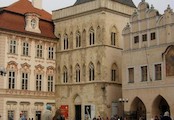 Praha - Dům U Kamenného zvonu, Nejstarší písemná zpráva o domě je z r. 1363, kdy už objekt byl majetkem měšťanským.