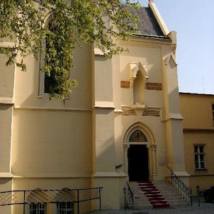 Kostel Sacre Coeur, Kostel Sacre Coeur se nachází v místech bývalého konventu a pensionátu dam Srdce Ježíšova u kostela Pána Ježíše. Roku 1872 zakoupila generální představená řeholních panen Srdce Pána Ježíše Josefina Goetz na Smíchově vilu č.p. 103 továr