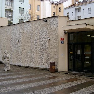 Přístavba socha dívky, Přístavba skrývá malé atrium, které dalo jméno celému kulturnímu zařízení. Je v něm umístěna kašna s mušlí, dílo J. Vikové, P. Orieška a P. Baňky. Před vchodem je socha dívky od J. Bartoše.