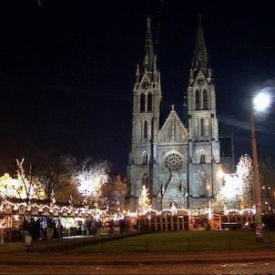 Vánoční trhy před kostelem