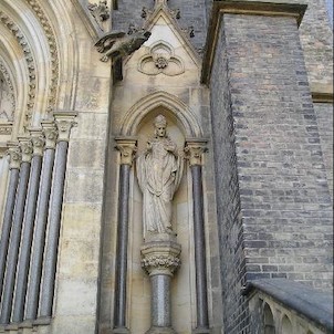 Kostel sv. Ludmily, výzdoba u hlavního vchodu