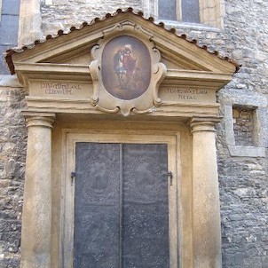 Vchod se zdobeným portálem