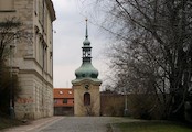 Vršovický zámeček a věž kostela