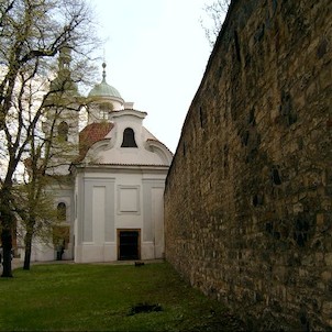Kostel Sv.Vavřince a hladová zeď