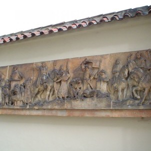 reliéf na ohradní zdi