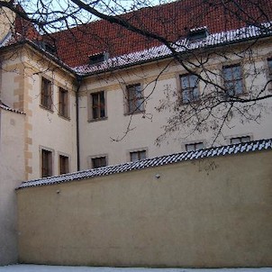 Ze severu, Jiřská ulice vede z náměstí U sv. Jiří směrem k východní bráně Pražského hradu. V její spodní části stojí na jižní straně Lobkovický palác.
