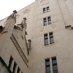 Boční fasáda, Boční fasády jsou velmi jednoduché, východnímu průčelí dominují tři lomená gotizující okna.