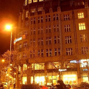 Noční Lucerna z Václavského náměstí