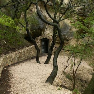 Jeskyně Turold - vchod, Pohled na vchod do jeskyně Turold v Mikulově.