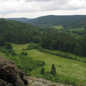 Výhled na Rakovecké údolí, Výhled ze skály nad údolím