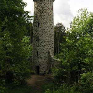 rozhledna s rozestavěnou střechou