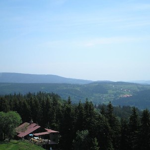 z rozhledny, na Klínovec, Mariánskou a na Doupovské hory vpravo