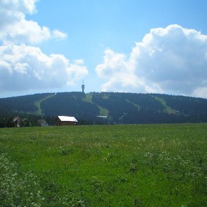 Klínovec, vrchol ze silnice mezi Hájem a Českými Hamry