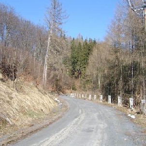 Goethova vyhlídka 3, Už silnice, která k ní vede z Hůrek, a jež byla vystavěna již v roce 1804, byla obdivuhodným dílem své doby. Je technickou památkou silničního stavitelství a poskytuje místy malebné výhledy.