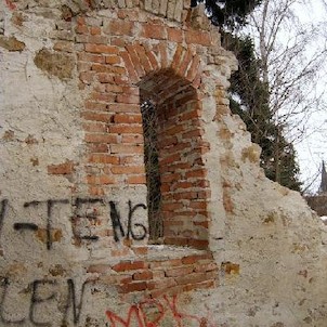 Okno s nápisem, Nejstarší dochovaný objekt města Karlovy Vary. Vznikl patrně ve 2. pol. 13. stol. v rámci kolonizace.