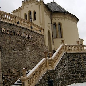 Vchod do restaurace, První písemná zmínka o zdejší tvrzi pochází z roku 1369, kdy Doubí patřilo mezi královská léna hradu v lokti a působil zde loketský man. rytíř Frencl z Dubu. V období husitských válek zde pobývali loupeživí rytíři. V 16. století byl h