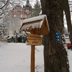 Linhart 1, Lesní kavárna a restaurace. Oblíbené výletní místo T. G. Masaryka. V blízkém okolí můžeme narazit na zbytky staveb původní osady Obora, která se nacházela na území královského loveckého revíru hradu Loket. Na tomto území byl v roce 1246 vysvěce