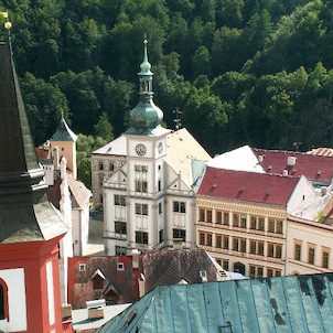 Pohled z věže hradu na radnici