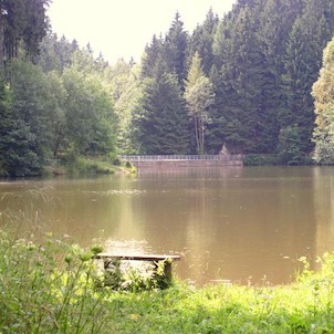 rybářská lavička na Ivanském jezeře