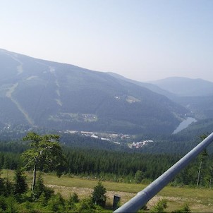 Pohled z lanovky na přehradu Labská