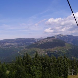 Pohled na Kozí Hřbety v pozadí Sněžka