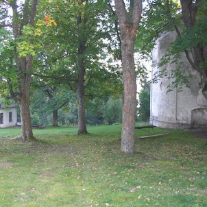 Od rozcestníku po červené mezi hostincem a kostelem do Andělské hory