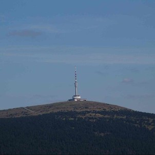 Praděd, Pohľad na najvyšší vrch Jeseníkov z hrádze hornej nádrže prečerpávacej eletrárne Dlohé Stráně