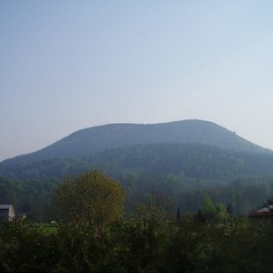 Ostrá hora od kostela na Ostravici