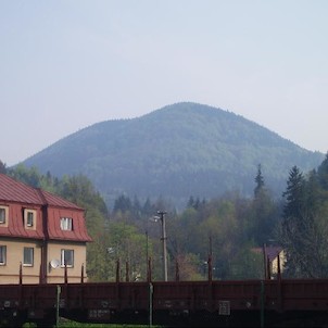 Ostrá hora od nádraží na Ostravici