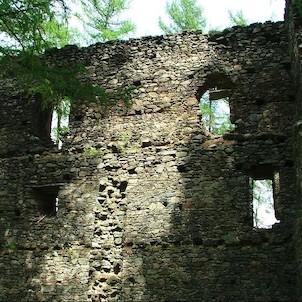Kašovice, ruiny bývalé tvrze