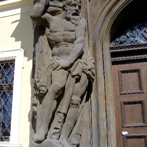 Zámek Mirošov 3, výzdoba u dveří do zámku