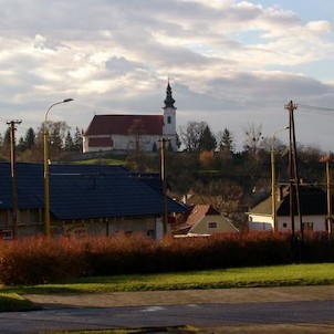 Castrum Salis, Pohľad na vršok Hrádok s kostolom sv. Štefana v Solivare.