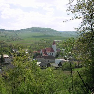 Pohľad zo severu na Ďačov, dominanta gr.kat. chrám