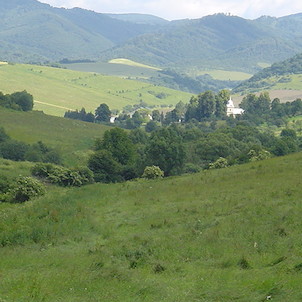 Pohlad na Hostovice z kopca Tlste