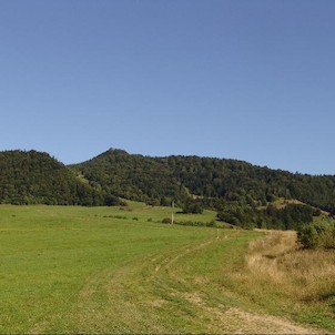 Vysoké Skalky 1050 mnm, Pohľad na skalný vrchol zo sedla 730 mnm na ceste Kamienka - Straňany. Vľavo Kyčera (954 mnm), vpravo sedlo na hranici Poľsko-Slovensko, kde končí zelená značka