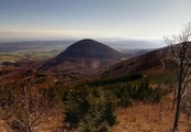 Oblík zo stúpania na Čiernu horu, Vpravo na obzore Vihorlat, za Oblíkom Ondavská vrchovina
