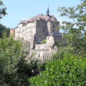 Český Šternberk, Přesto,že máte v galerii spoustu pěkných obrázků,přesto Vám jednu fotku posílám.Je focena v r.2005 a snažil jsem se,aby na ní nebyly žádné sloupy nebo dráty apod.A to se snad povedlo.