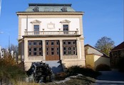 Západní strana, Park s fontánou a sochou Václava Živce přiléhající k vile, nese jméno historika města prof. Ferdinanda Pakosty.