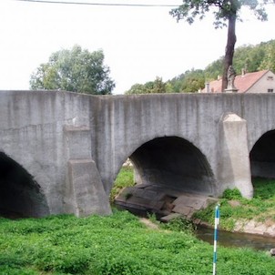Starobylý silniční most