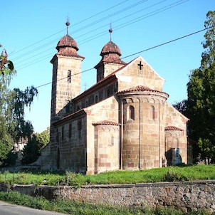 bazilika Nanebevzetí P.Marie, románská poutní bazilika je z konce12.století a je zachovaná kromě krytů věží v původní podobě